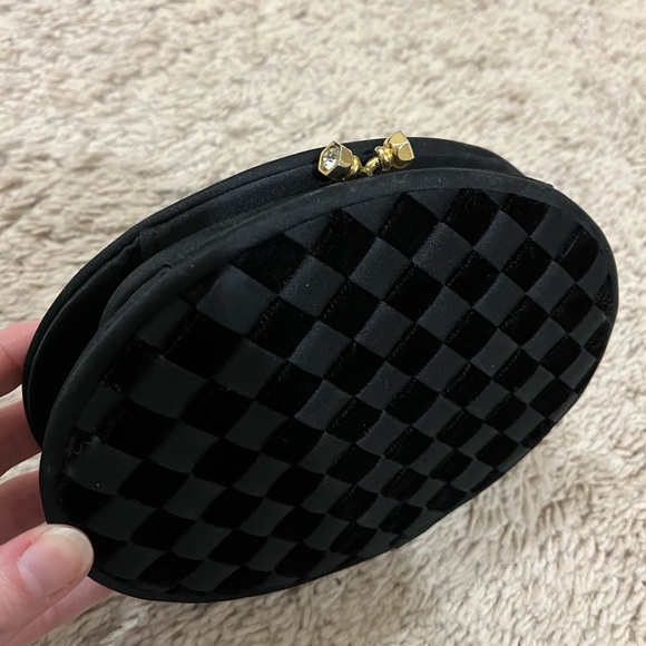 🚫SOLD Velvet clasp cross body clutch - Picture 4 of 5